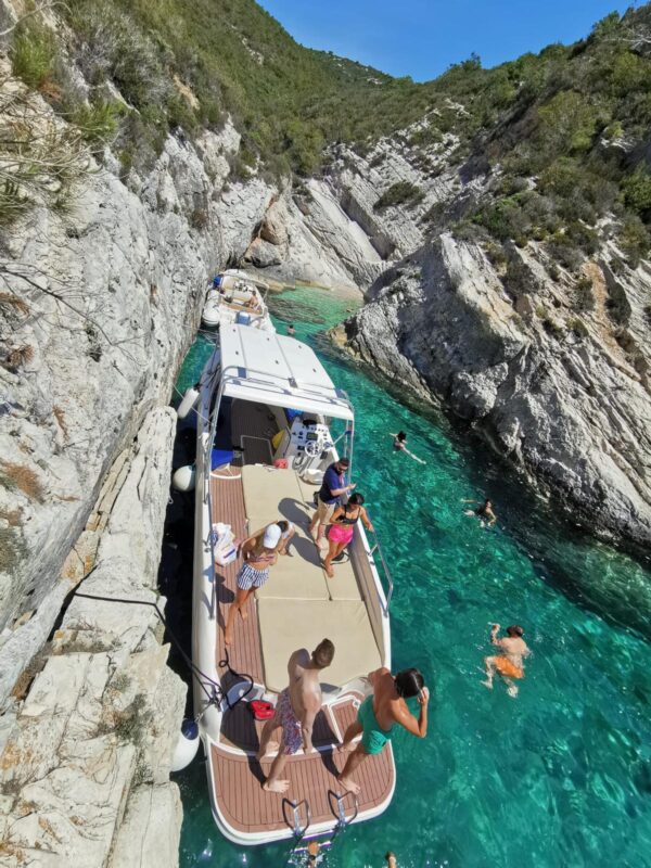 Barco cueva azul Barco cueva azul