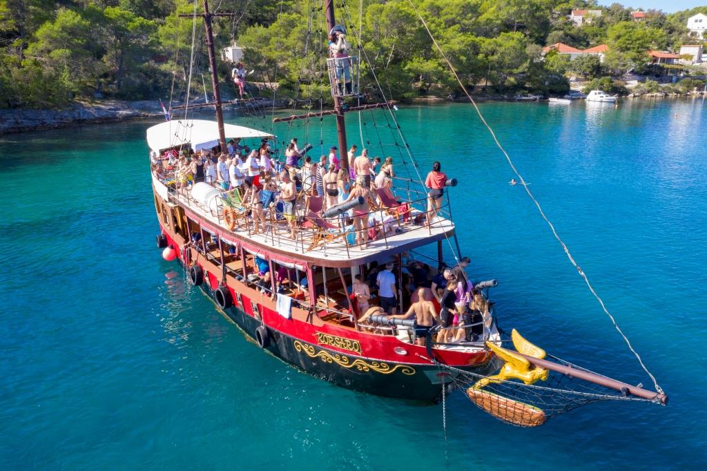 Tour 3 islas desde Split — Barco tradicional en la costa dálmata