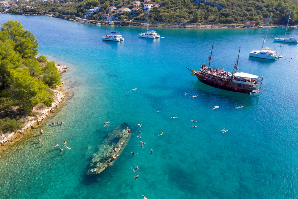 Tour 3 islas — Laguna Azul de Drvenik Veli, agua turquesa