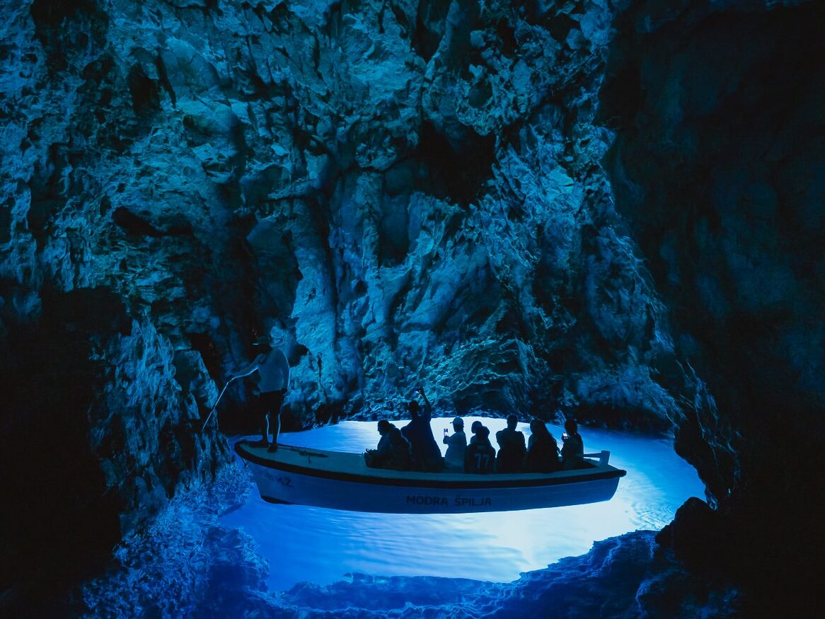 Interior de la Cueva Azul en Croacia
