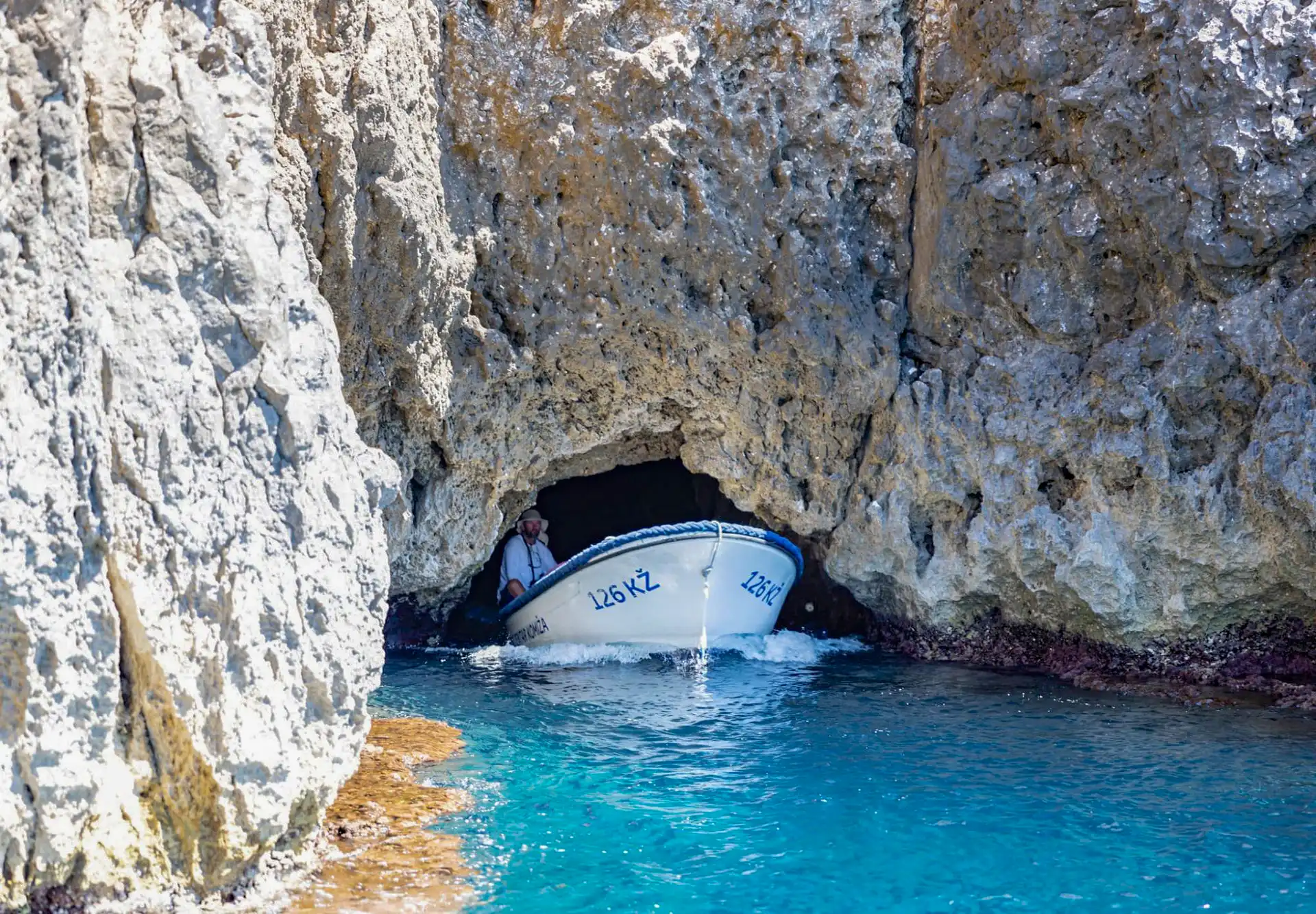 Entrada a la Cueva Azul en Croacia