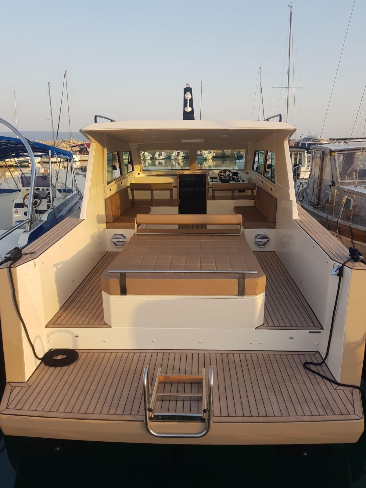 Interior del barco Colnago