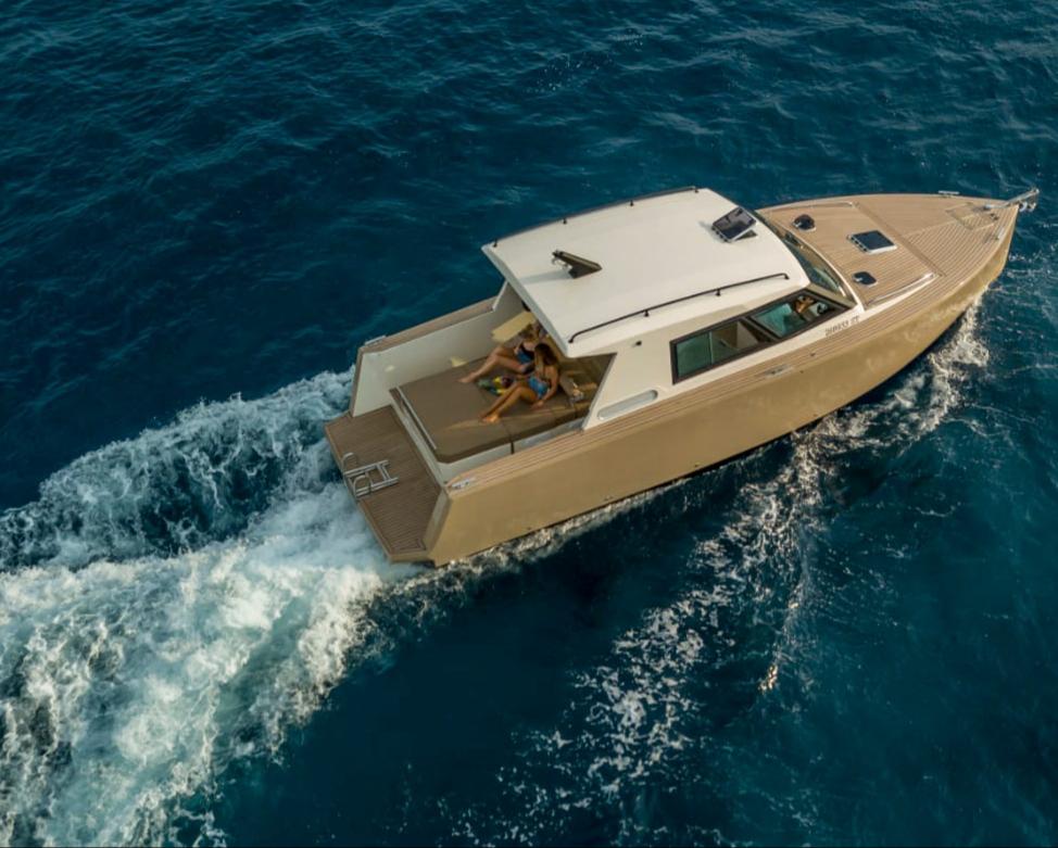 Barco Colnago, vista lateral