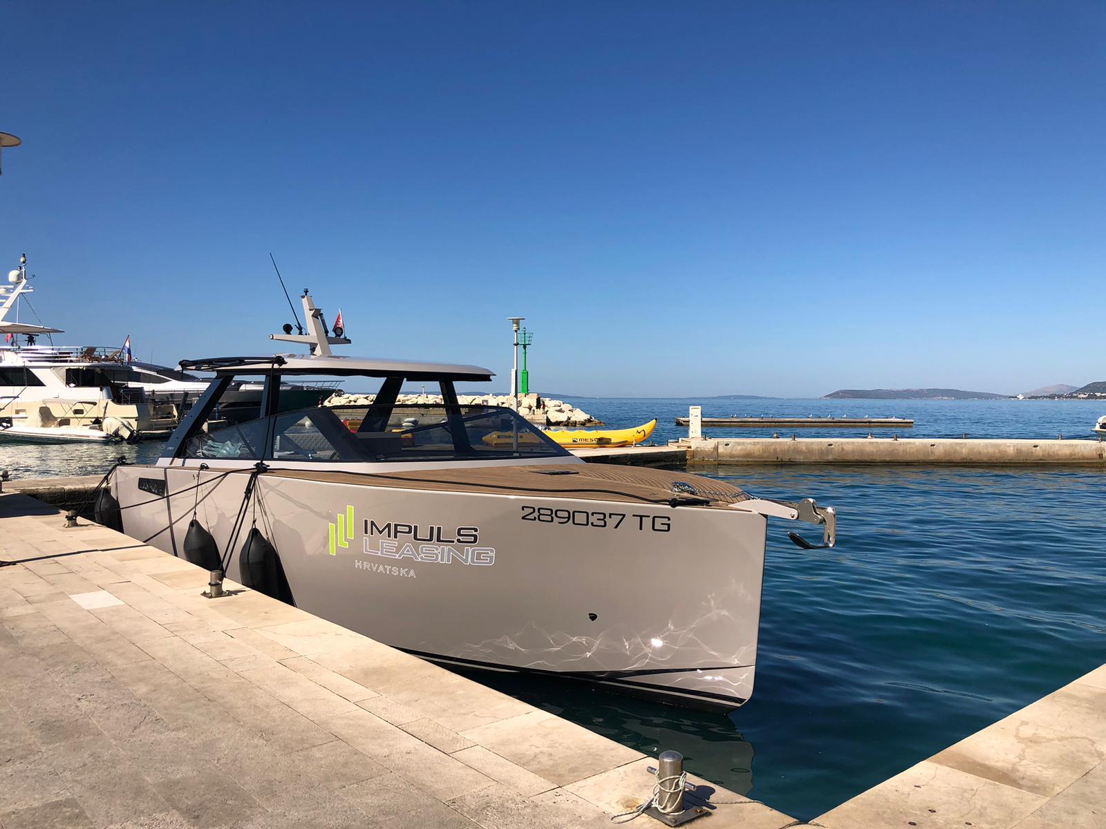 Barco Colnago en puerto